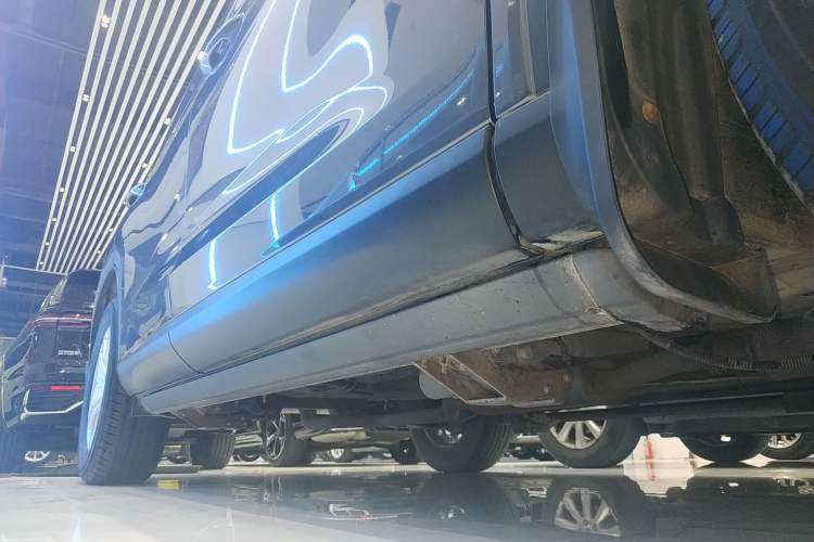 Used GAC Trumpchi GS5 2019 270T Automatic Elite Edition Right Side Sill
