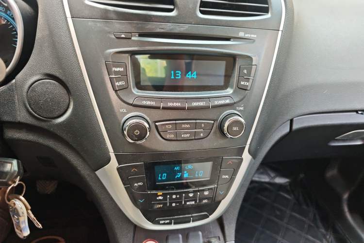 Used GAC Trumpchi GS5 2012 2.0L Manual Two-Wheel-Drive Anniversary Limited Edition Audio And AC Panel