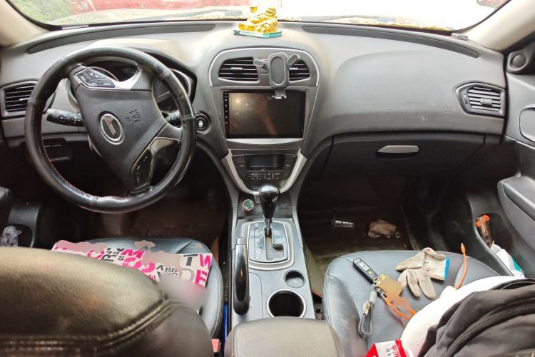 Used GAC Trumpchi GS5 2012 2.0L Automatic Two-Wheel Drive Elite Edition Center Console