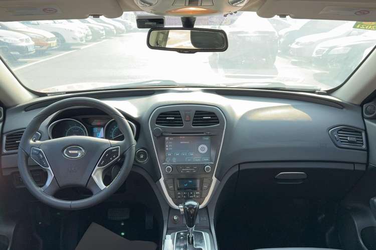 Used GAC Trumpchi GS5 2012 2.0L Automatic Two-Wheel Drive Anniversary Edition Center Console