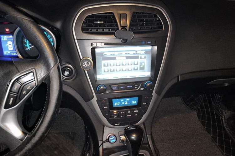 Used GAC Trumpchi GS5 2012 2.0L Automatic Two-Wheel Drive Anniversary Edition Audio And AC Panel