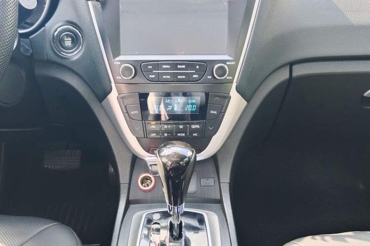 Used GAC Trumpchi GS5 2012 2.0L Automatic Two-Wheel Drive Anniversary Edition Audio And AC Panel