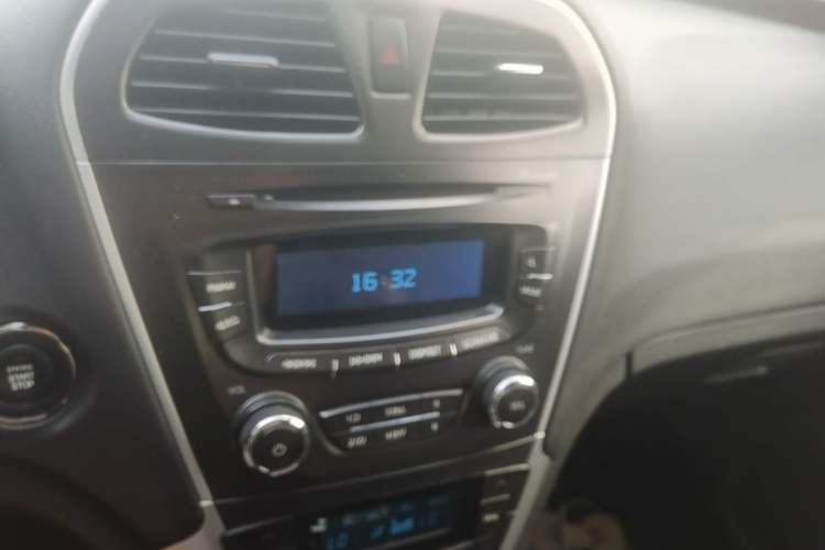 Used GAC Trumpchi GS5 2012 2.0L Automatic Two-Wheel Drive Anniversary Edition Audio And AC Panel