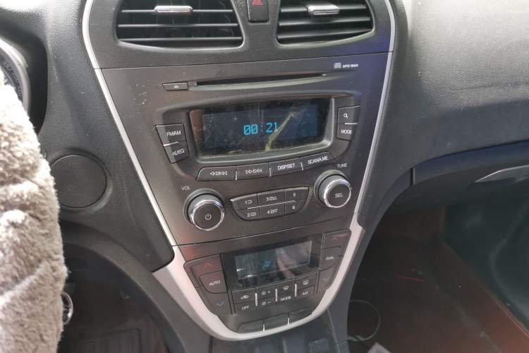 Used GAC Trumpchi GS5 2012 2.0L Manual Two-Wheel Drive Comfort Edition Audio And AC Panel