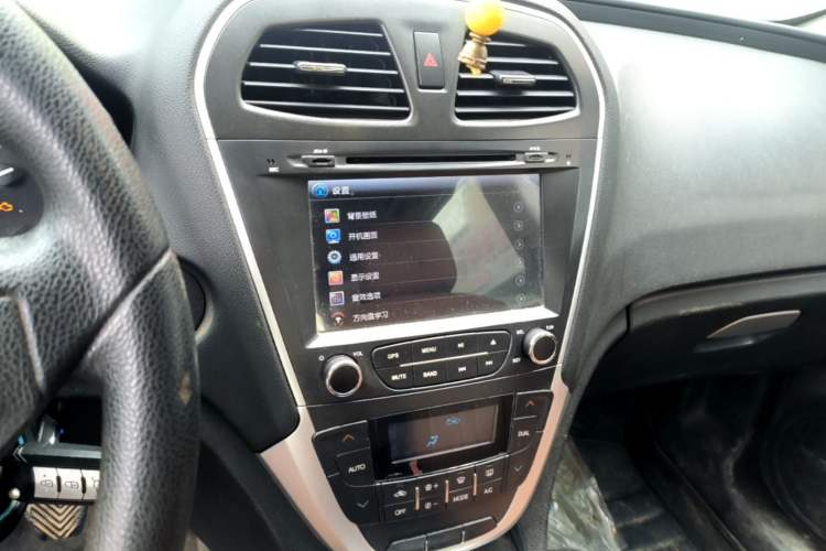 Used GAC Trumpchi GS5 2012 2.0L Manual Two-Wheel Drive Comfort Edition Audio And AC Panel