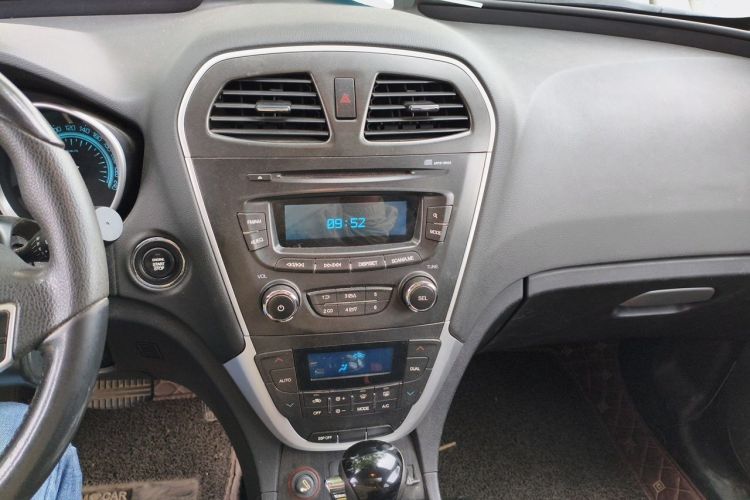 Used GAC Trumpchi GS5 2012 2.0L Automatic Two-Wheel Drive Luxury Edition Audio And AC Panel