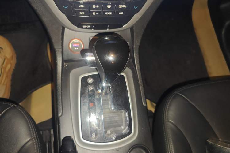Used GAC Trumpchi GS5 2012 2.0L Automatic Two-Wheel Drive Anniversary Edition Gear Lever