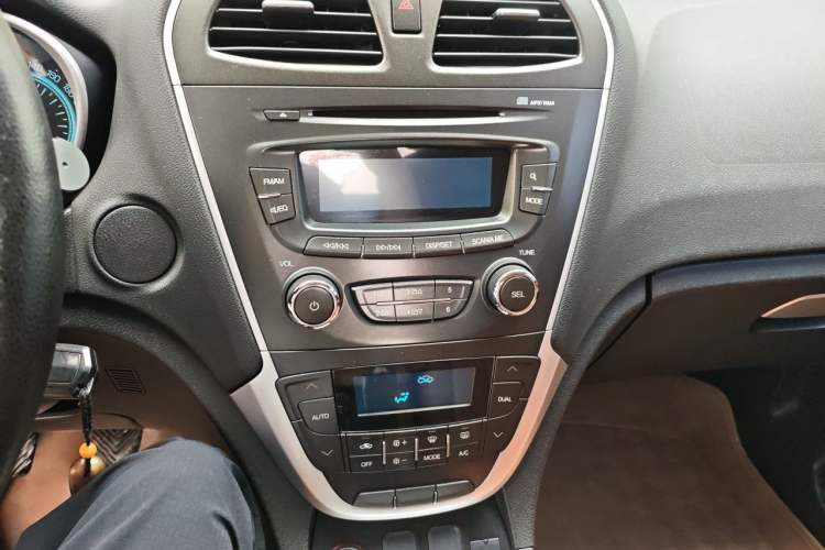Used GAC Trumpchi GS5 2012 2.0L Manual Two-Wheel Drive Comfort Edition Audio And AC Panel