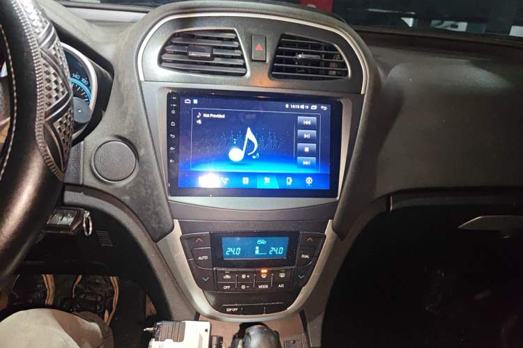 Used GAC Trumpchi GS5 2013 2.0L Manual Two-Wheel Drive Special Edition in Light Interior Audio And AC Panel