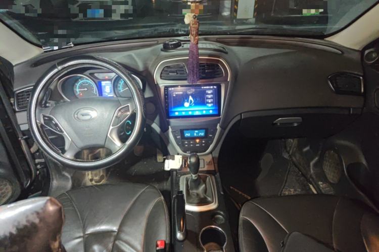 Used GAC Trumpchi GS5 2013 2.0L Manual Two-Wheel Drive Special Edition in Light Interior Center Console
