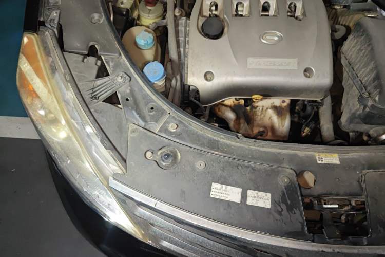 Used GAC Trumpchi GS5 2013 2.0L Manual Two-Wheel Drive Special Edition in Light Interior Engine Bay Right