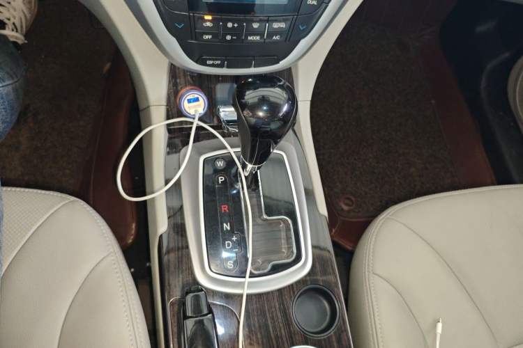 Used GAC Trumpchi GS5 2013 2.0L Automatic Two-Wheel Drive Light Interior Special Edition Gear Lever