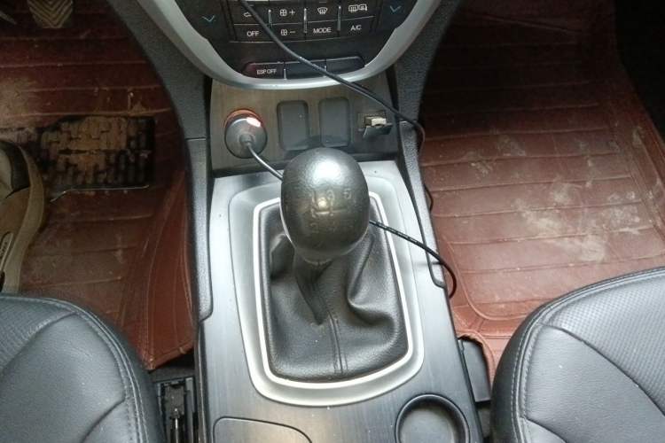 Used GAC Trumpchi GS5 2013 2.0L Manual Two-Wheel Drive Special Edition in Light Interior Gear Lever