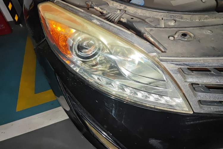 Used GAC Trumpchi GS5 2013 2.0L Manual Two-Wheel Drive Special Edition in Light Interior Right Front Headlight
