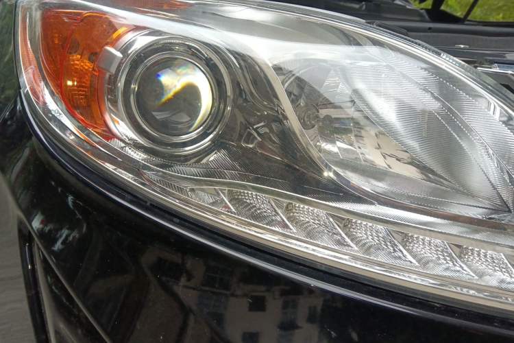 Used GAC Trumpchi GS5 2013 2.0L Manual Two-Wheel Drive Special Edition in Light Interior Right Front Headlight