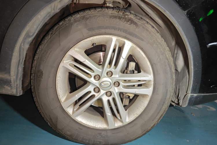 Used GAC Trumpchi GS5 2013 2.0L Manual Two-Wheel Drive Special Edition in Light Interior Right Front Wheel Hub