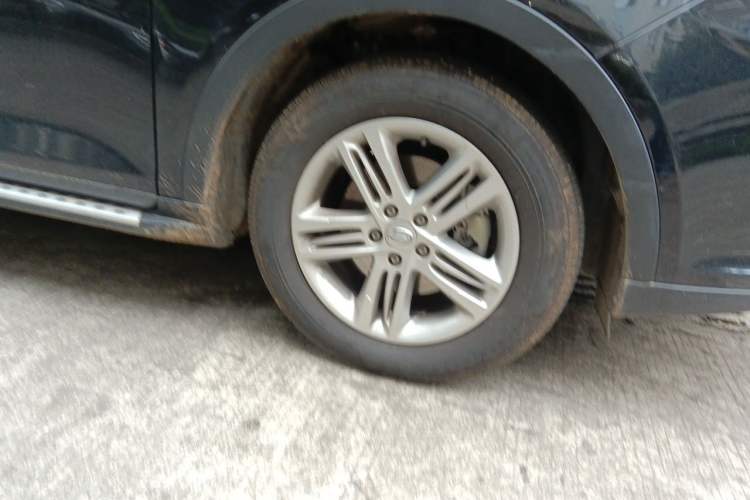 Used GAC Trumpchi GS5 2013 2.0L Manual Two-Wheel Drive Special Edition in Light Interior Right Front Wheel Hub