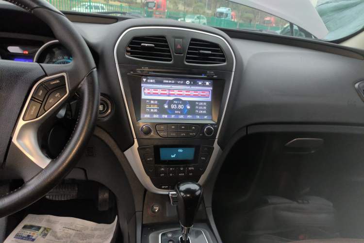 Used GAC Trumpchi GS5 2013 1.8T Automatic Two-Wheel Drive Luxury Edition Audio And AC Panel
