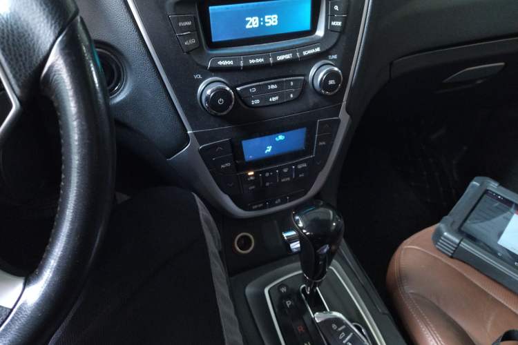 Used GAC Trumpchi GS5 2013 1.8T Automatic Two-Wheel Drive Luxury Edition Audio And AC Panel