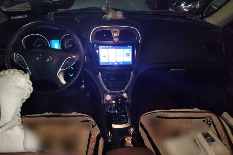 Used GAC Trumpchi GS5 2013 1.8T Automatic Two-Wheel Drive Elite Edition Center Console