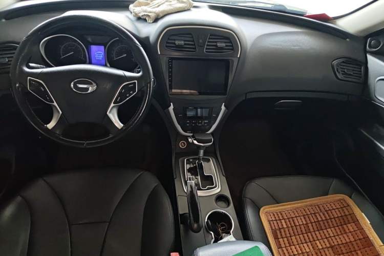 Used GAC Trumpchi GS5 2013 2.0L Automatic Two-Wheel Drive Light Interior Special Edition Center Console
