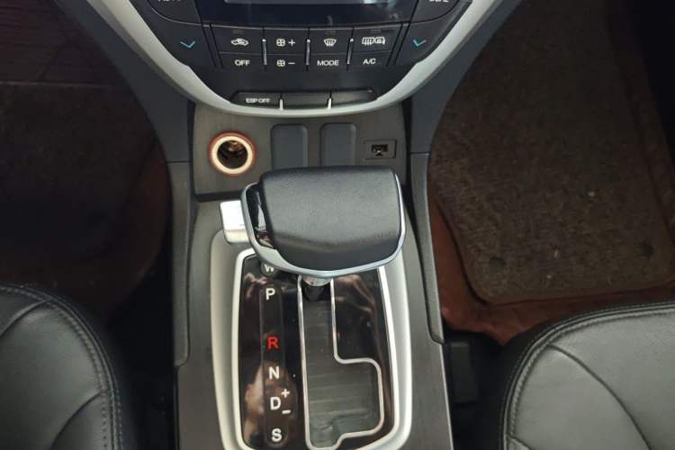 Used GAC Trumpchi GS5 2013 2.0L Automatic Two-Wheel Drive Light Interior Special Edition Gear Lever