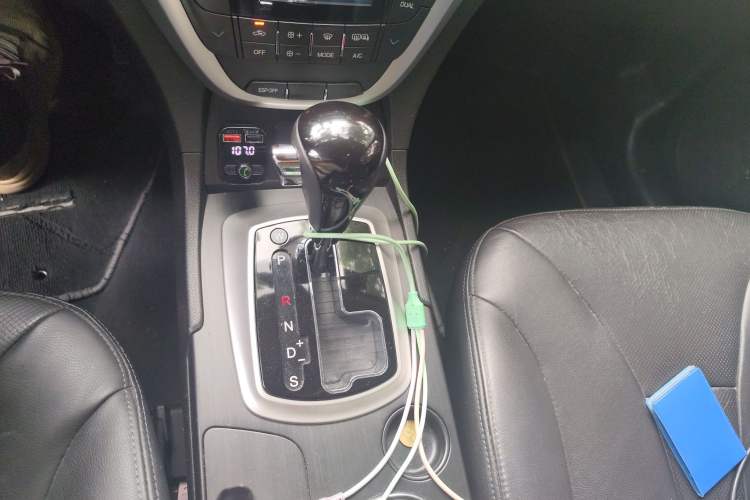 Used GAC Trumpchi GS5 2013 2.0L Automatic Two-Wheel Drive Light Interior Special Edition Gear Lever