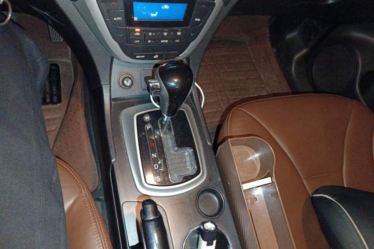 Used GAC Trumpchi GS5 2013 1.8T Automatic Two-Wheel Drive Elite Edition Gear Lever
