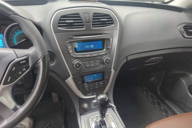 Used GAC Trumpchi GS5 2013 1.8T Automatic All-Wheel-Drive Luxury Edition Audio And AC Panel