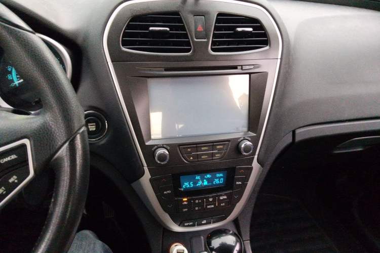 Used GAC Trumpchi GS5 2013 1.8T Automatic Two-Wheel Drive Luxury Edition Audio And AC Panel