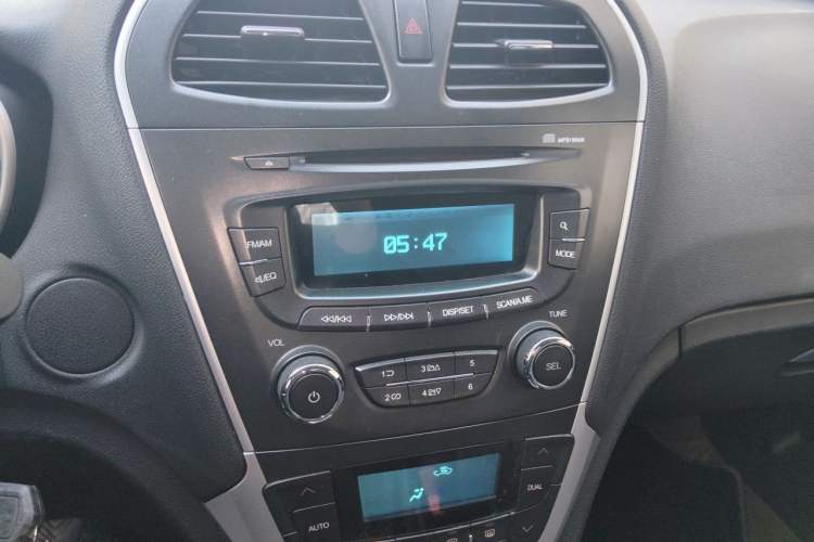 Used GAC Trumpchi GS5 2013 1.8T Manual Two-Wheel Drive Elite Edition Audio And AC Panel