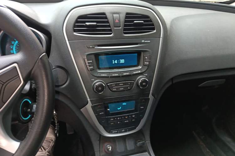 Used GAC Trumpchi GS5 2013 1.8T Automatic Two-Wheel Drive Elite Edition Audio And AC Panel