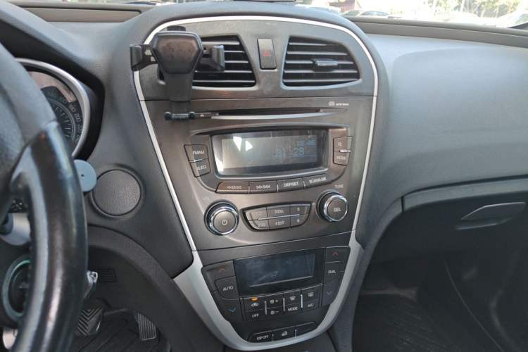 Used GAC Trumpchi GS5 2013 1.8T Manual Two-Wheel Drive Elite Edition Audio And AC Panel