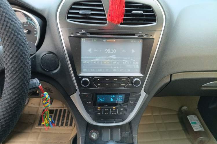 Used GAC Trumpchi GS5 2013 2.0L Manual Two-Wheel Drive Special Edition in Light Interior Audio And AC Panel