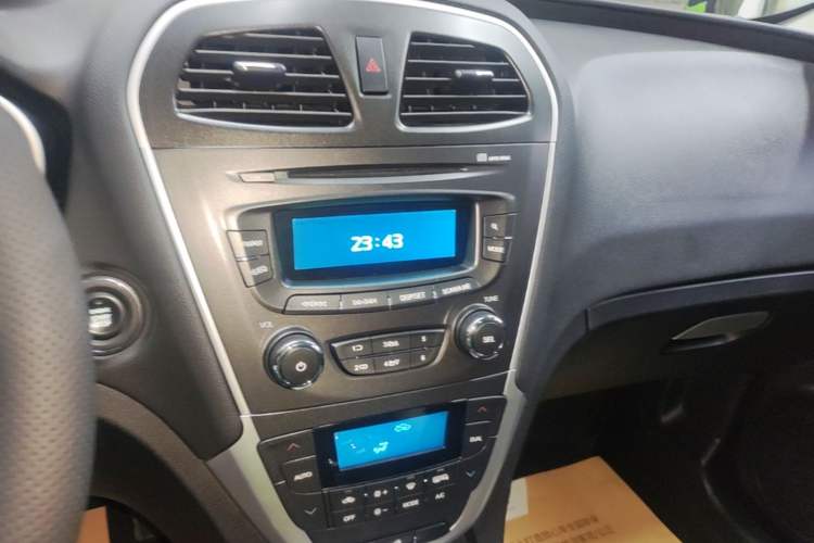 Used GAC Trumpchi GS5 2013 1.8T Automatic Two-Wheel Drive Luxury Edition Audio And AC Panel