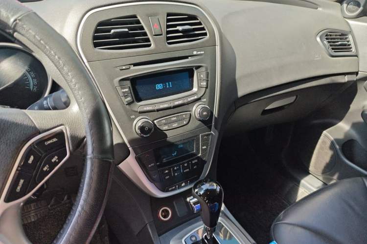 Used GAC Trumpchi GS5 2013 1.8T Automatic Two-Wheel Drive Luxury Edition Audio And AC Panel
