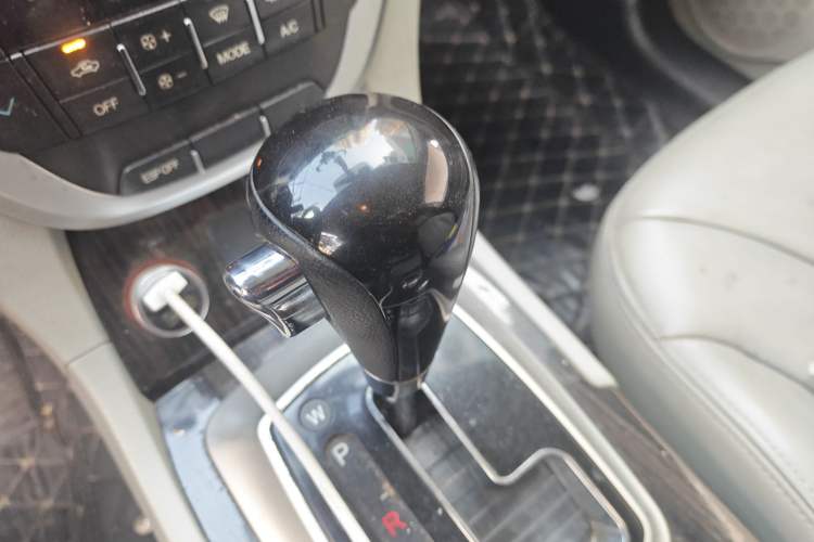 Used GAC Trumpchi GS5 2013 2.0L Automatic Two-Wheel Drive Light Interior Special Edition Gear Lever