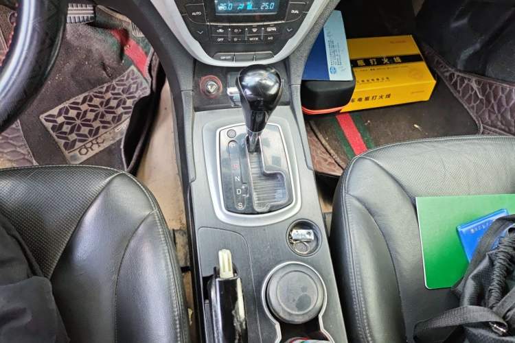 Used GAC Trumpchi GS5 2013 2.0L Automatic Two-Wheel Drive Light Interior Special Edition Gear Lever