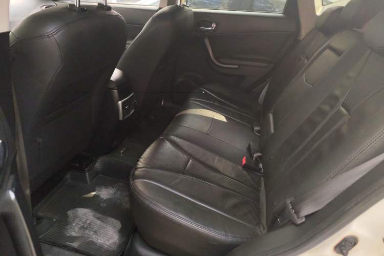 Used GAC Trumpchi GS5 2013 1.8T Manual Two-Wheel Drive Elite Edition Interior 4
