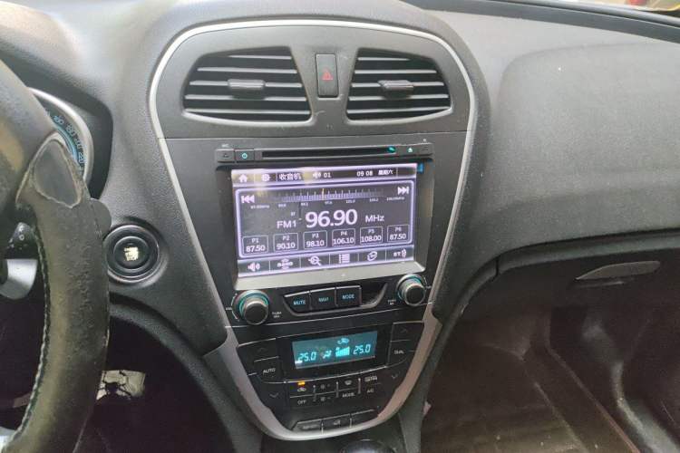 Used GAC Trumpchi GS5 2014 2.0L Automatic Two-Wheel Drive Anniversary Value Edition Audio And AC Panel