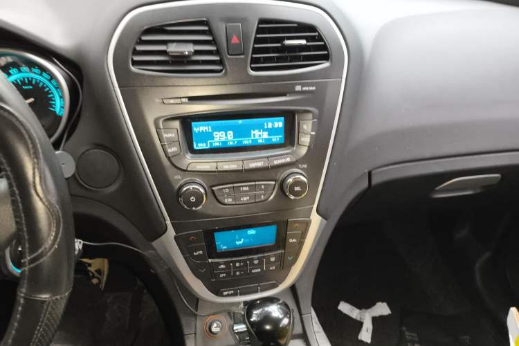 Used GAC Trumpchi GS5 2014 2.0L Automatic Two-Wheel Drive Deluxe Edition Audio And AC Panel