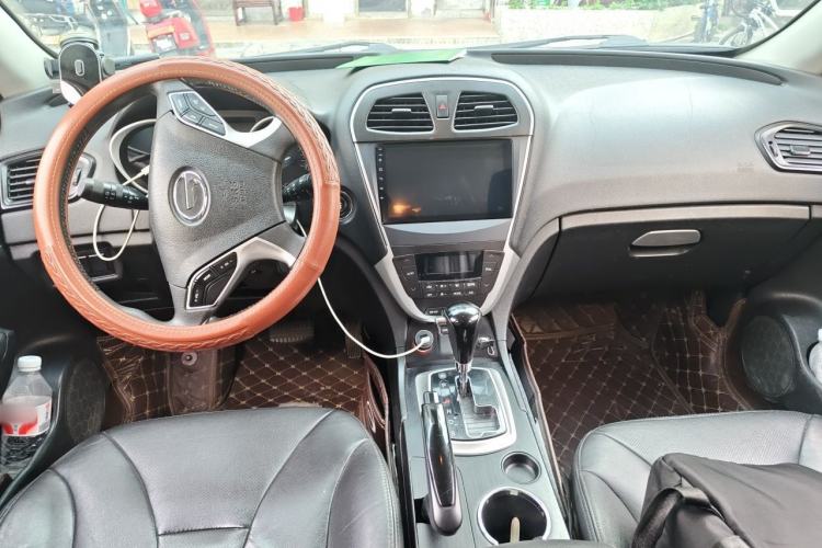 Used GAC Trumpchi GS5 2014 2.0L Automatic Two-Wheel Drive Deluxe Edition Center Console