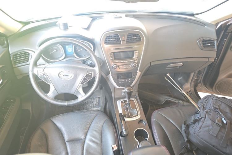 Used GAC Trumpchi GS5 2014 1.8T Automatic Two-Wheel Drive Supreme Edition Center Console
