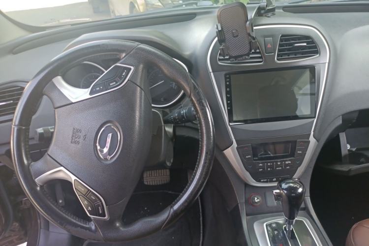 Used GAC Trumpchi GS5 2014 1.8T Automatic Two-Wheel Drive Supreme Edition Center Console