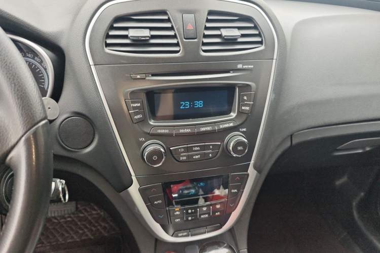 Used GAC Trumpchi GS5 2014 2.0L Automatic Two-Wheel Drive Deluxe Edition Audio And AC Panel