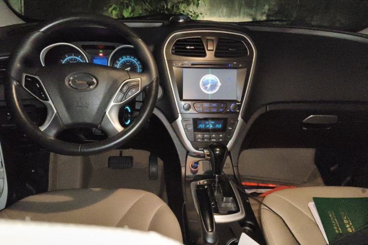 Used GAC Trumpchi GS5 2014 2.0L Automatic Two-Wheel Drive Deluxe Edition Center Console