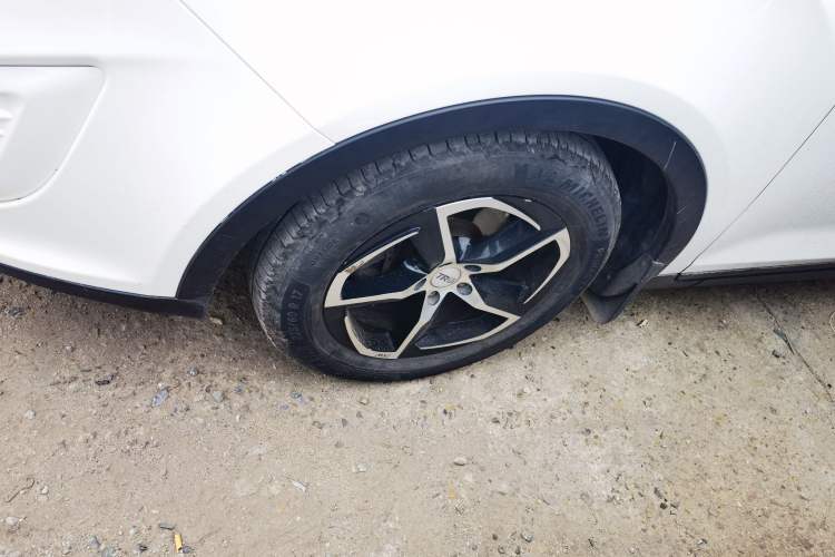 Used GAC Trumpchi GS5 2014 2.0L Automatic Two-Wheel Drive Anniversary Value Edition Exterior 5