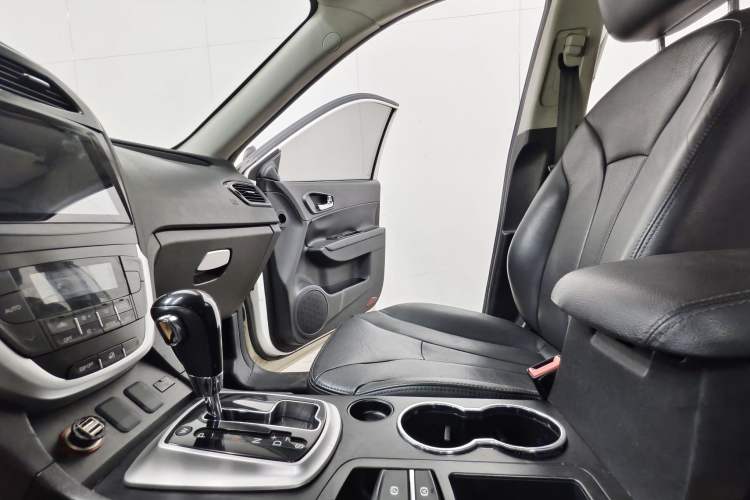 Used GAC Trumpchi GS5 2014 2.0L Automatic Two-Wheel Drive Anniversary Value Edition Interior 4