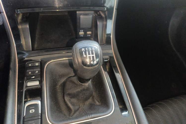 Used GAC Trumpchi GS5 2019 235T Manual Comfort Edition Gear Lever