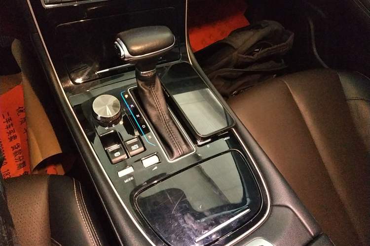 Used GAC Trumpchi GS5 2019 235T Automatic Luxury Edition Gear Lever